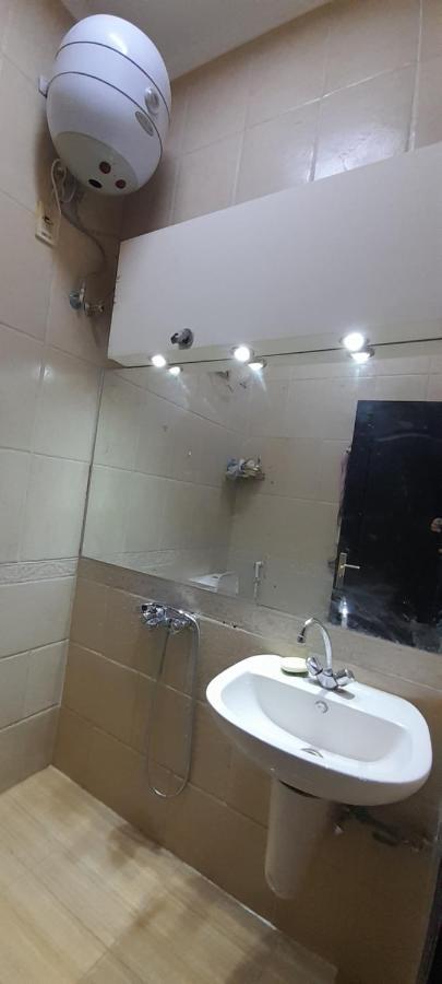 Проживання в сім'ї Rooms, Shared With A Separate Private Entrance In Nasr City,cairo,egypt Near The New Malaysian Students Building, The Abana, Al-fajr Institute For Teaching Languages 15 Min From International Airport, 25 Min Downtown And 40 Min To Pyr